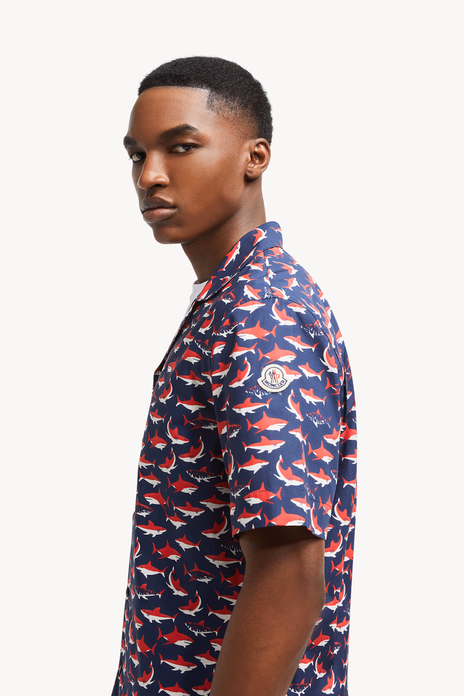 Camisa de manga corta de algodón con estampado de tiburón Hombre Blanco & Azul & Rojo Moncler 4